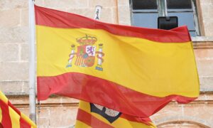 Madrid: dozens of migrants storm the Gambian embassy