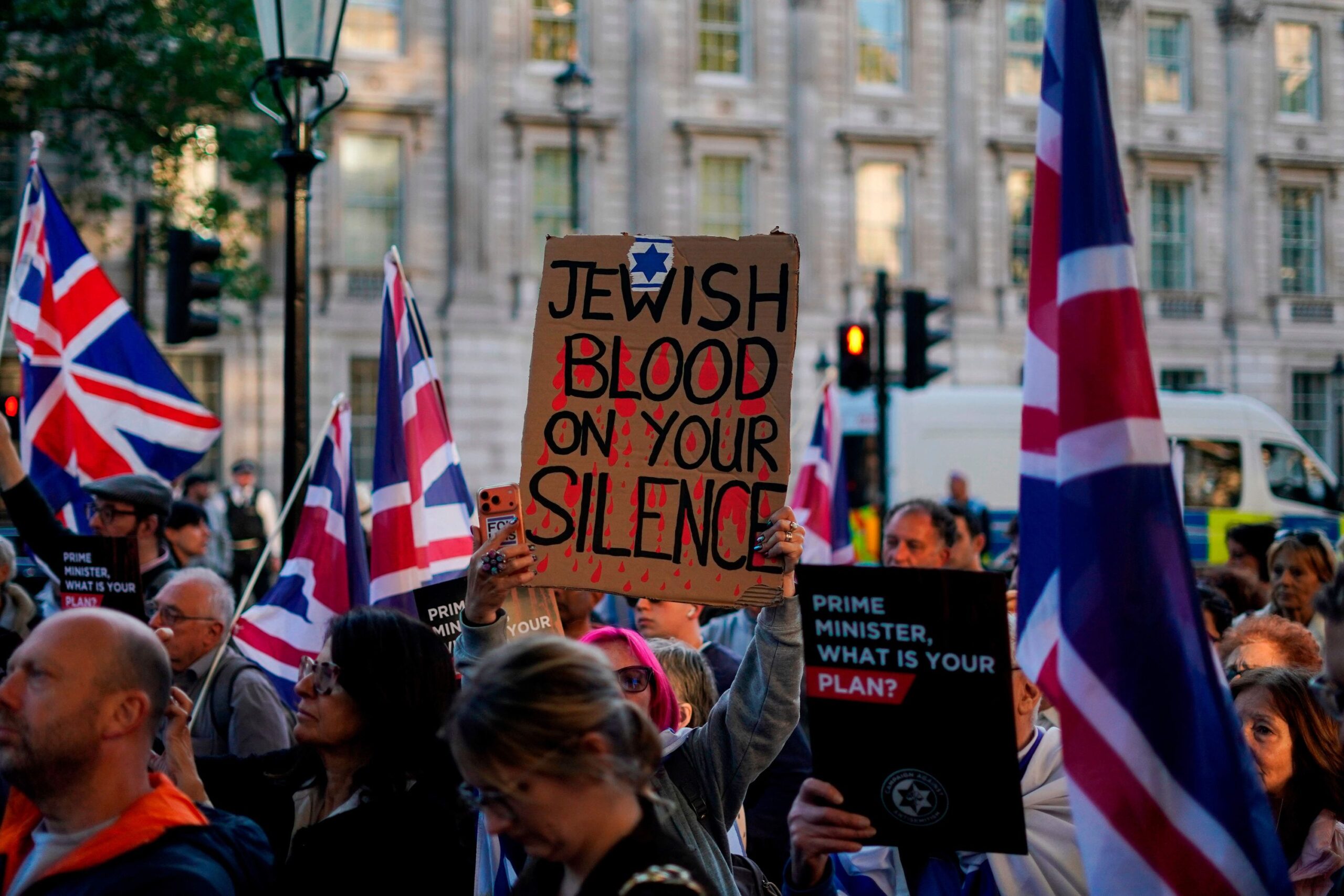 United Kingdom: Terrorist threat rises to “severe” level after anti-Semitic attack in London