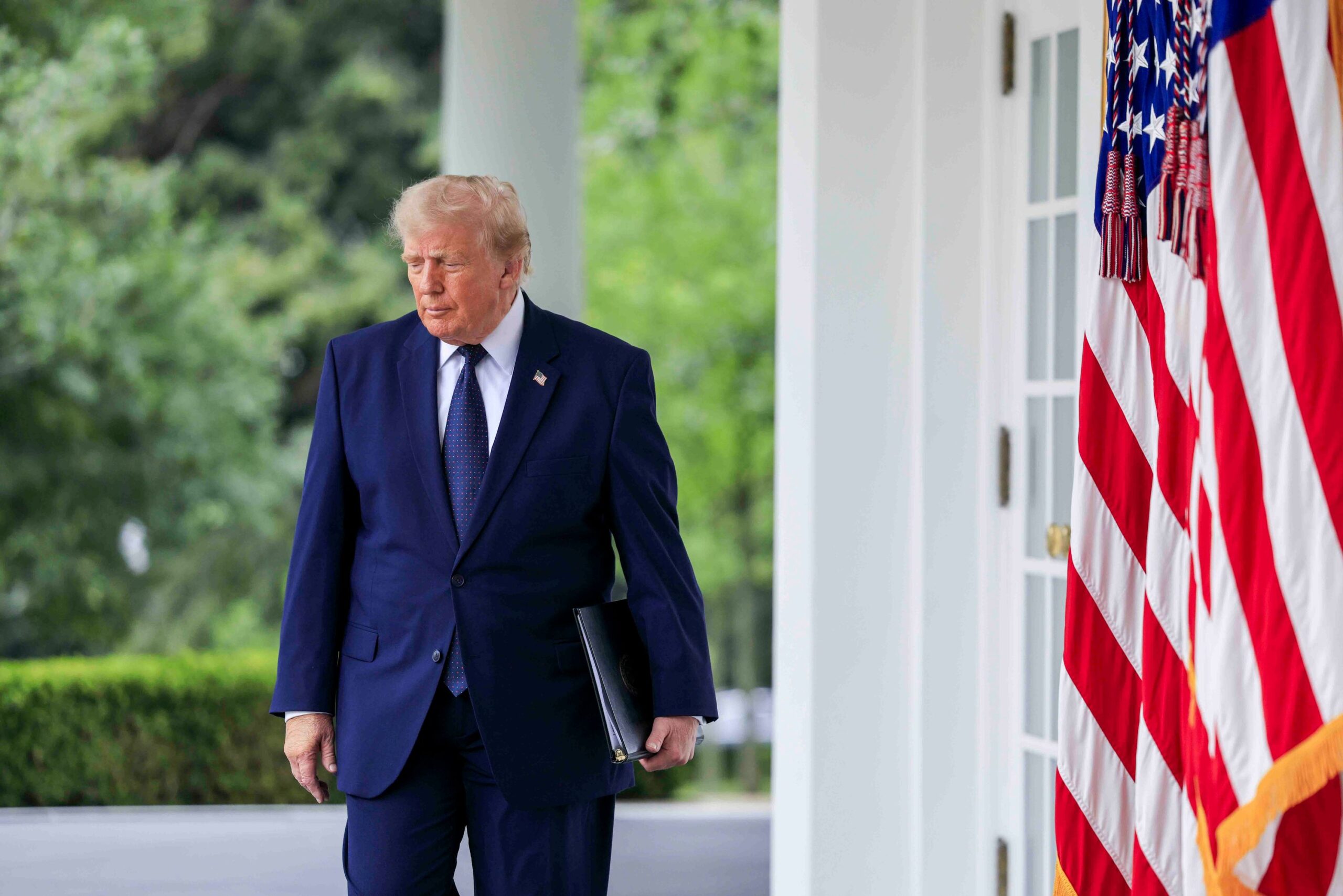 United States: the polls, Trump's other war