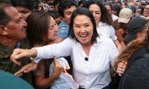 Peru: Keiko Fujimori at the gates of power thirty-five years after her father